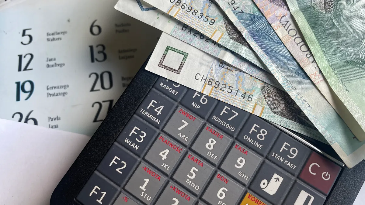 How to compare loan repayment schedules by payoff date calculator with cash and a calendar page